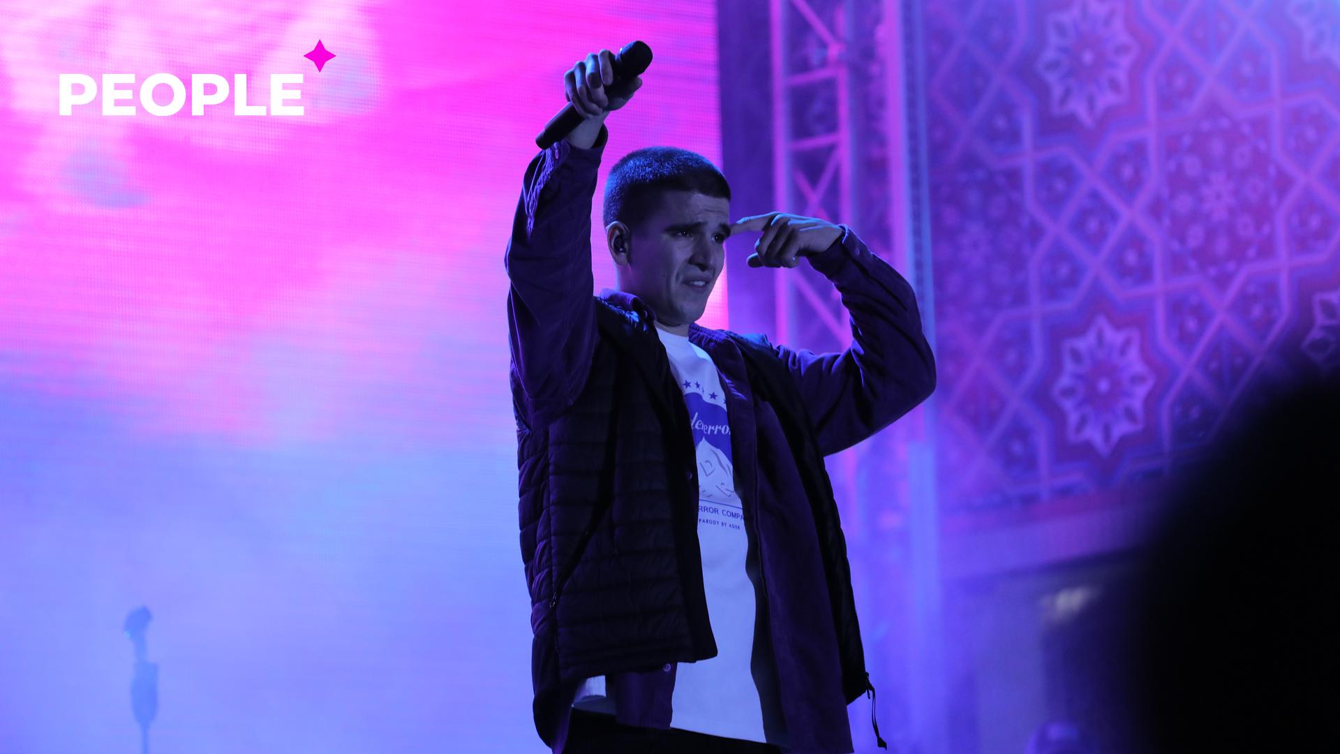Поклонник забрался на сцену во время концерта Федука в Ташкенте и шокировал рэпера — видео