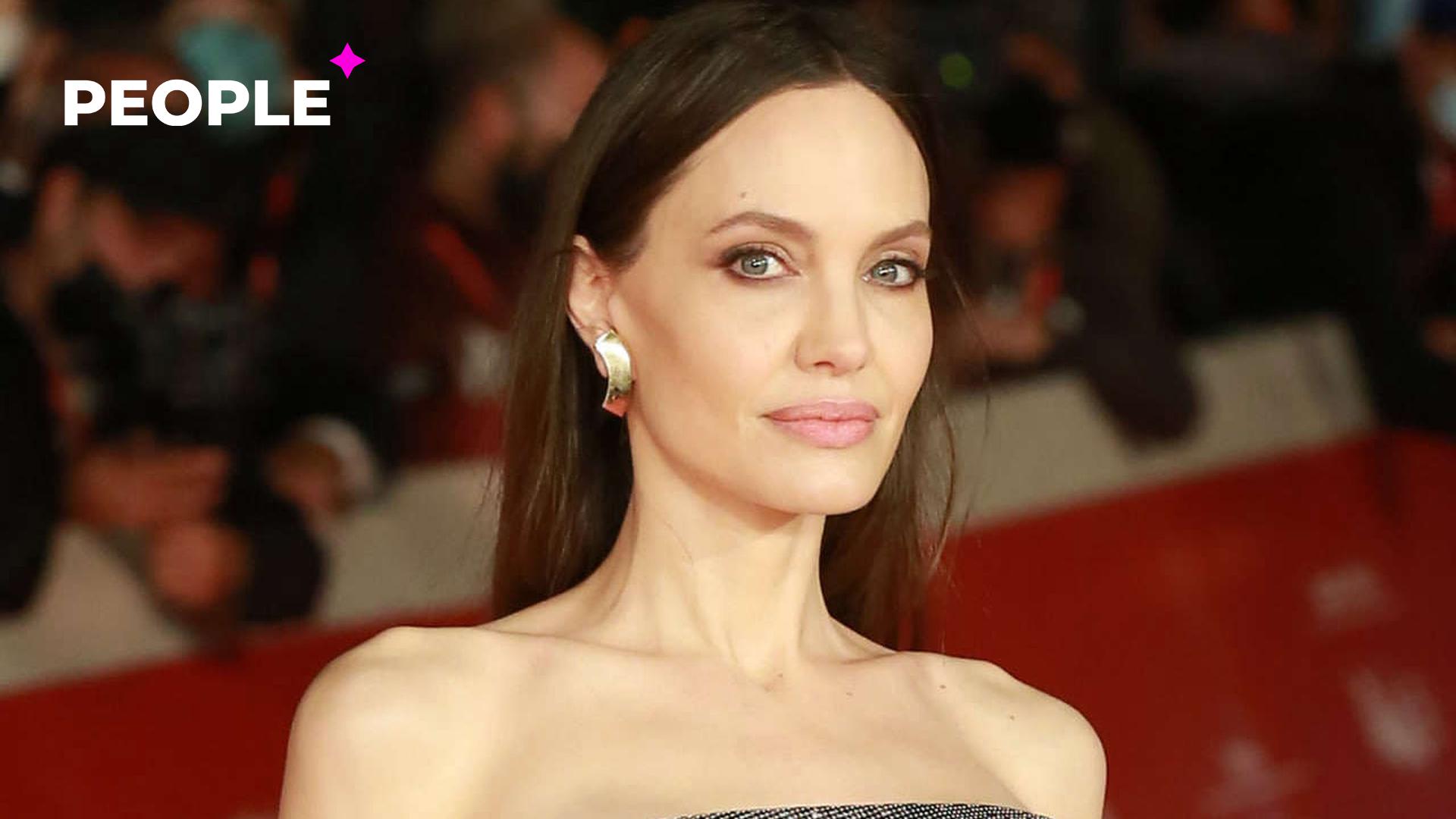 Анджелина Джоли была замечена в одном из кафе в Украине — видео