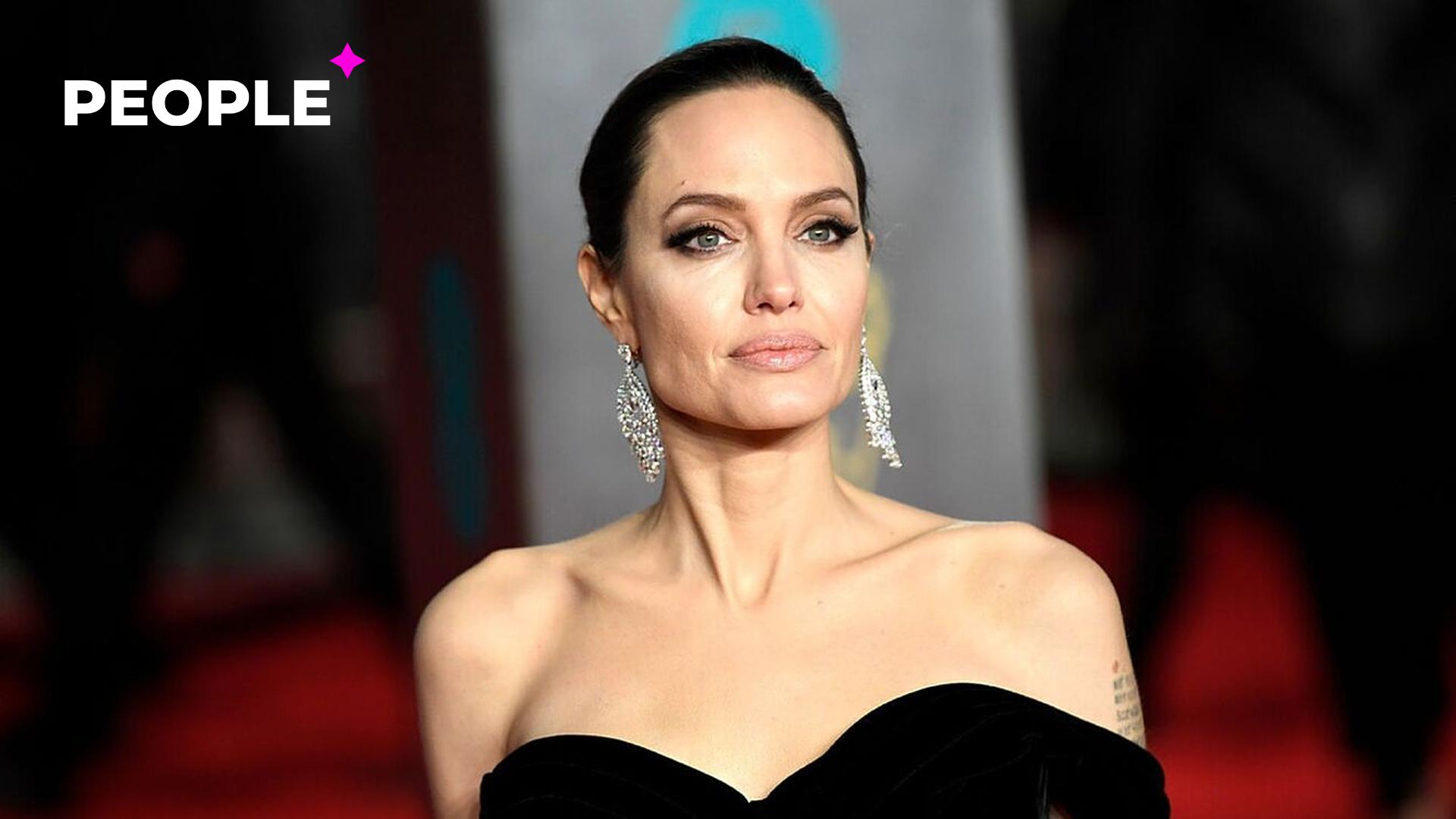 Кофе и недоеденный круассан Анджелины Джоли продают почти за 35 тысяч долларов — фото
