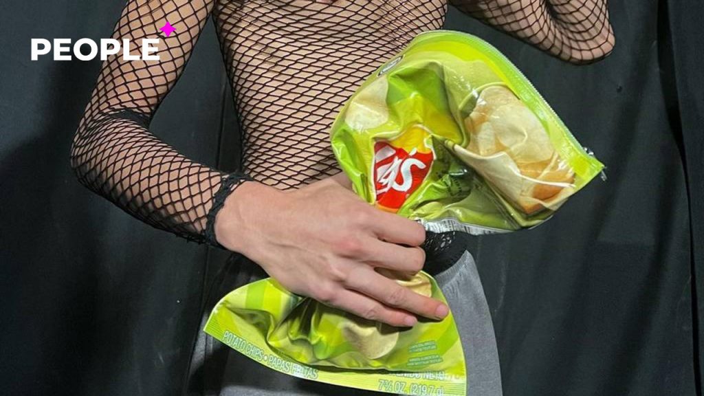 Balenciaga выпустила сумку в виде пачки чипсов