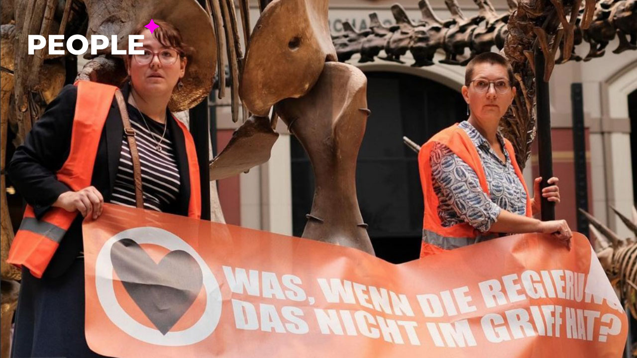 На этот раз экоактивисты приклеили себя к скелету динозавра в Берлинском музее