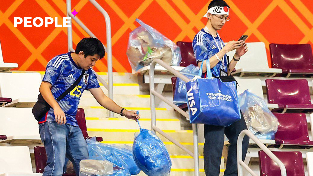 Японские болельщики убирают стадионы после матчей ЧМ в Катаре